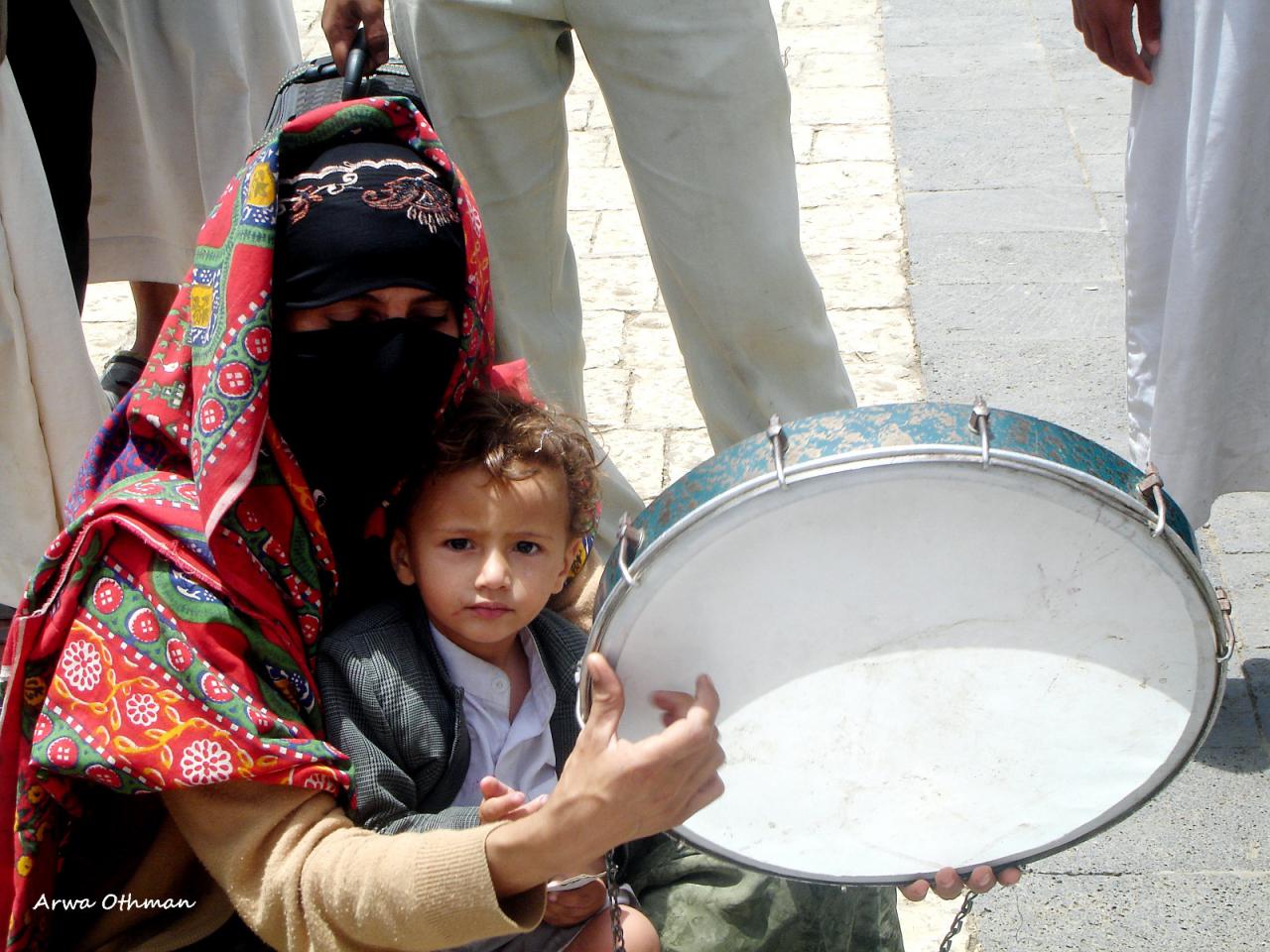 سيدة يمنية ترتدي الستار الصنعاني الشهير