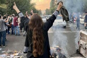 حرق الحجاب في احتجاجات إيران