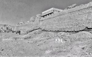 سور صنعاء الطيني قبل ترميمه وتعبيد شارع الزبيري سبعينيات القرن الماضي 