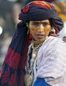 يمنية بأزياء تقليدية