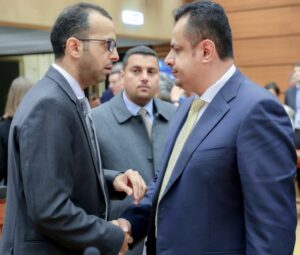 رئيس الحكومة معين عبدالملك يصافح مندوب مجلس التعاون الخليجي لدى اليمن خلال لقاء في جنيف