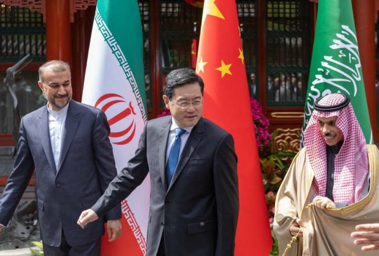وزير الخارجية السعودي فيصل بن فرحان ونظيره الإيراني حسين أمير عبداللهيان في بكين
