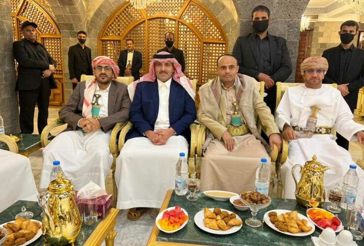 السفير السعودي لدى اليمن محمد آل جابر مع قيادات الحوثيين مهدي المشاط ومحمد عبدالسلام