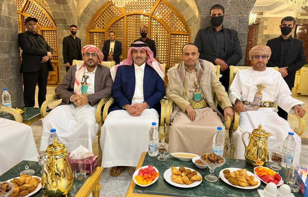 السفير السعودي لدى اليمن محمد آل جابر مع قيادات الحوثيين مهدي المشاط ومحمد عبدالسلام