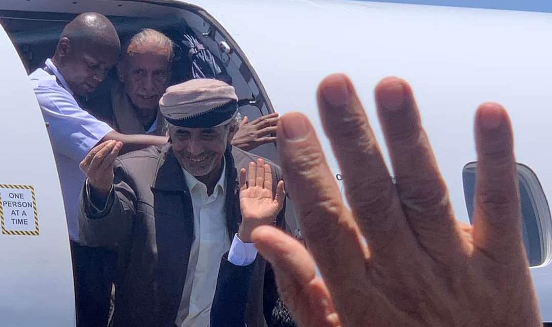 لحظة وصول وزير الدفاع السابق محمود الصبيحي إلى عدن