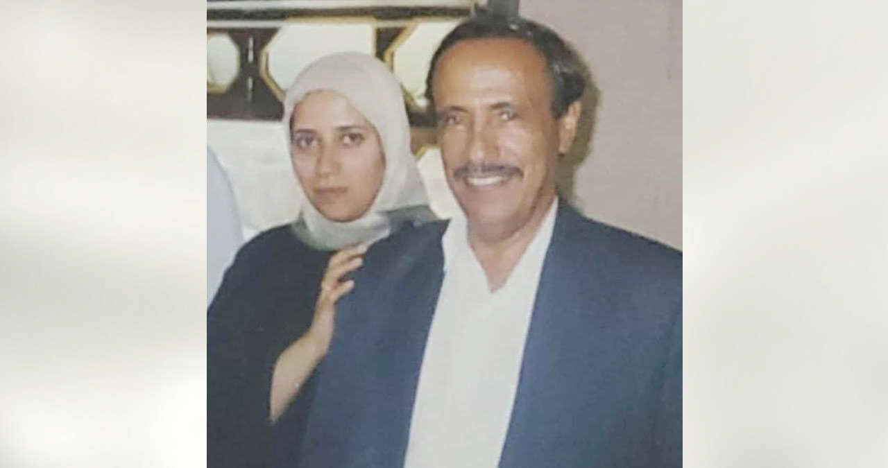 ناجي صلاح وإلى يمينه ابنته مها صلاح القاصة اليمنية المعروفة