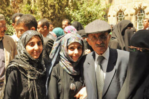 الوادعي مع ابنتيه في قاعة عبدالناصر بجامعة صنعاء في احتفالية في اليوم العالمي للمرأة