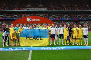 لاعبي منتخب انجلترا يتضامنون مع الشعب الاوكراني في تصفيات كأس أمم أوروبا 2024