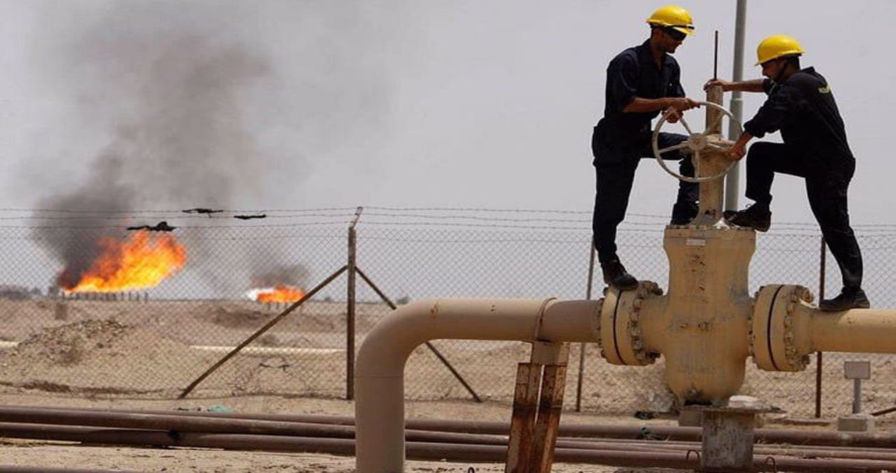 صورة رمزية لمهندسين يعملان في احدى حقول النفط