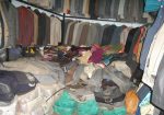 الشتاء والغلاء يدفعان اليمنيين لاقتناء الملابس المستعملة