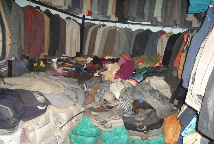 الشتاء والغلاء يدفعان اليمنيين لاقتناء الملابس المستعملة