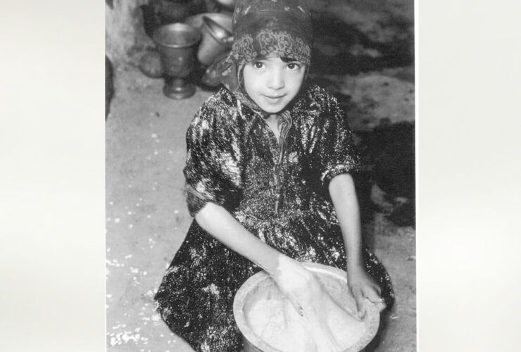صورة لطفلة يهودية يمنية أثناء قيامها بالعجين