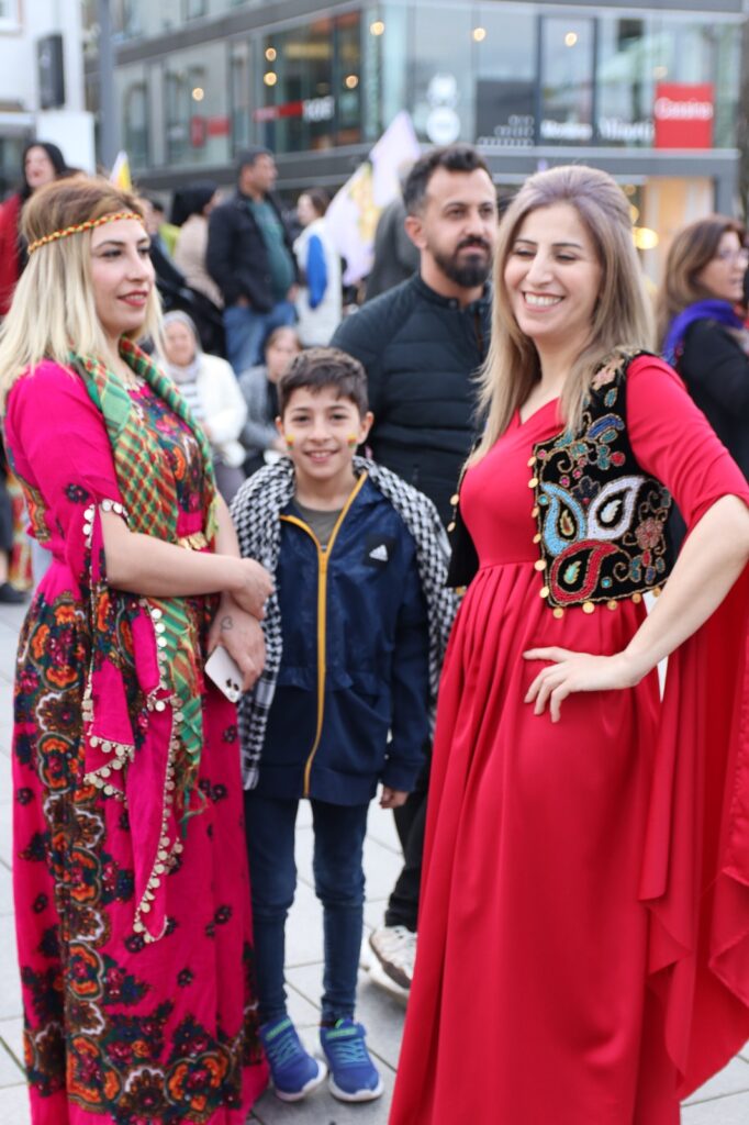 فتاتان ترتديان الزي الكردي( اروى عثمان)