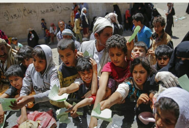 اطفال من اليمن أثناء التزاحم على إستلام المساعدات الإنسانية(شبكات التواصل)