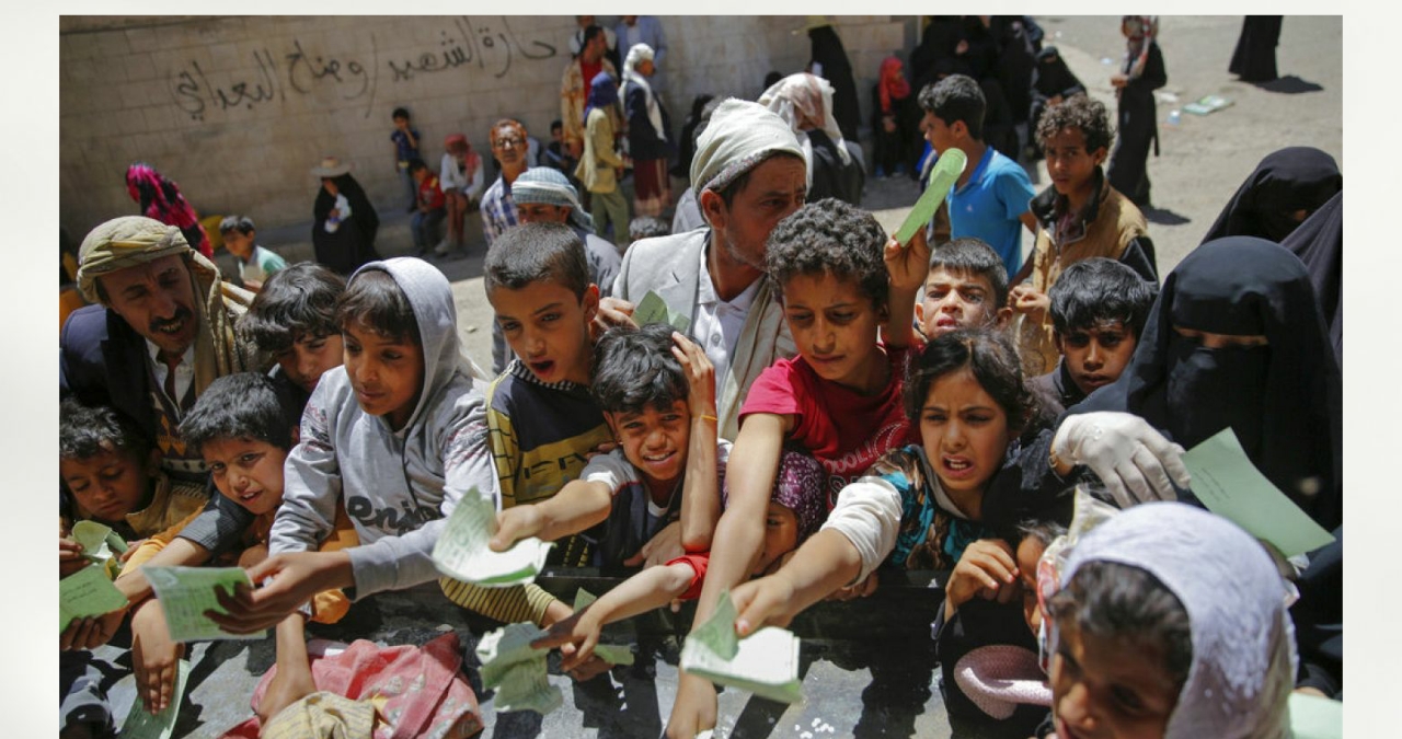 اطفال من اليمن أثناء التزاحم على إستلام المساعدات الإنسانية(شبكات التواصل)
