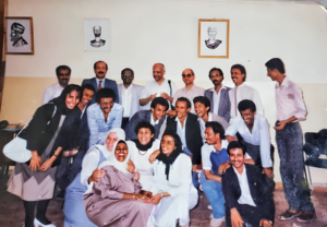 الدكتور أبوبكر السقاف برفقة زملاءه وطلابه وطالباته