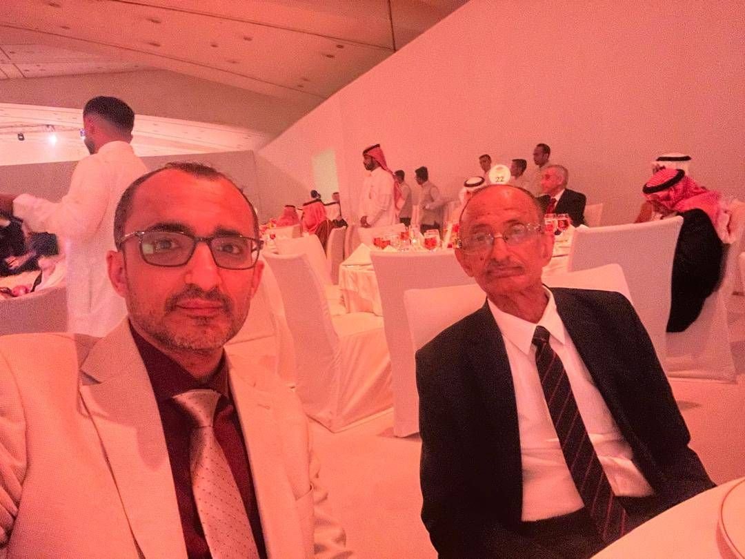 الكاتب ونجله حمزة
