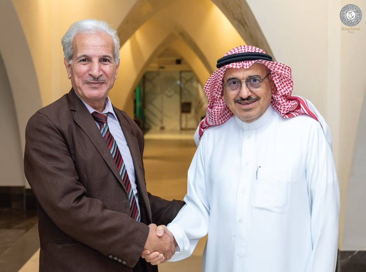 على اليسارأمين عام الجائزة يصافح أحد الفائزين