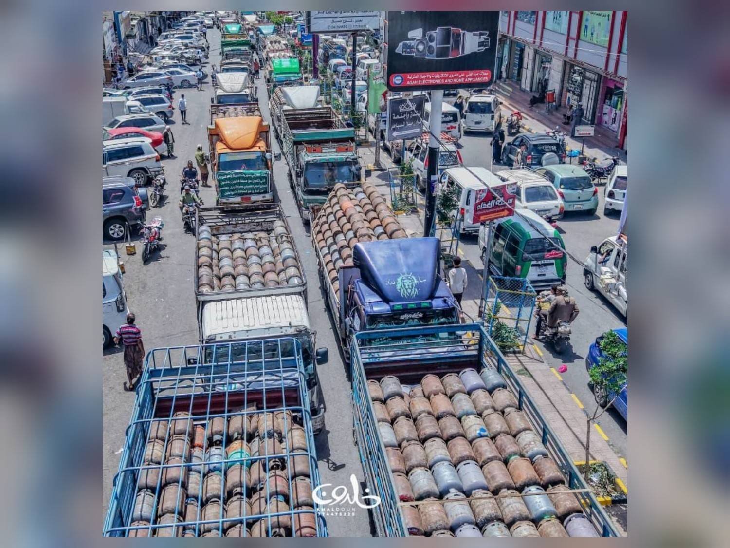 إصطفاف المئات من سيارات نقل اسطوانات الغاز في شارع جمال عبدالناصر بتعز