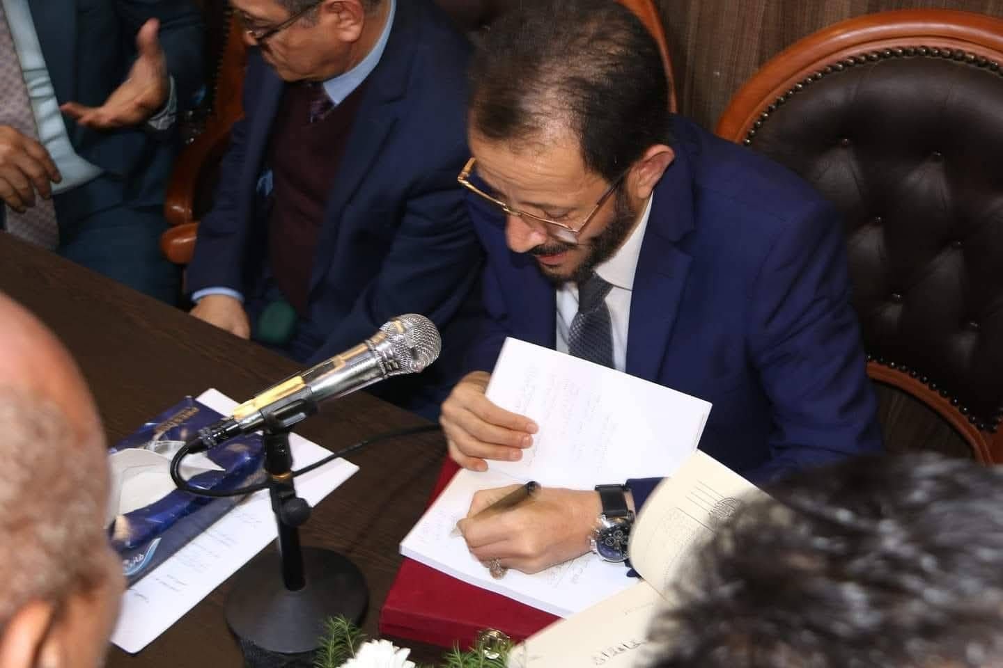 اثناء توقيع احد اصداراته