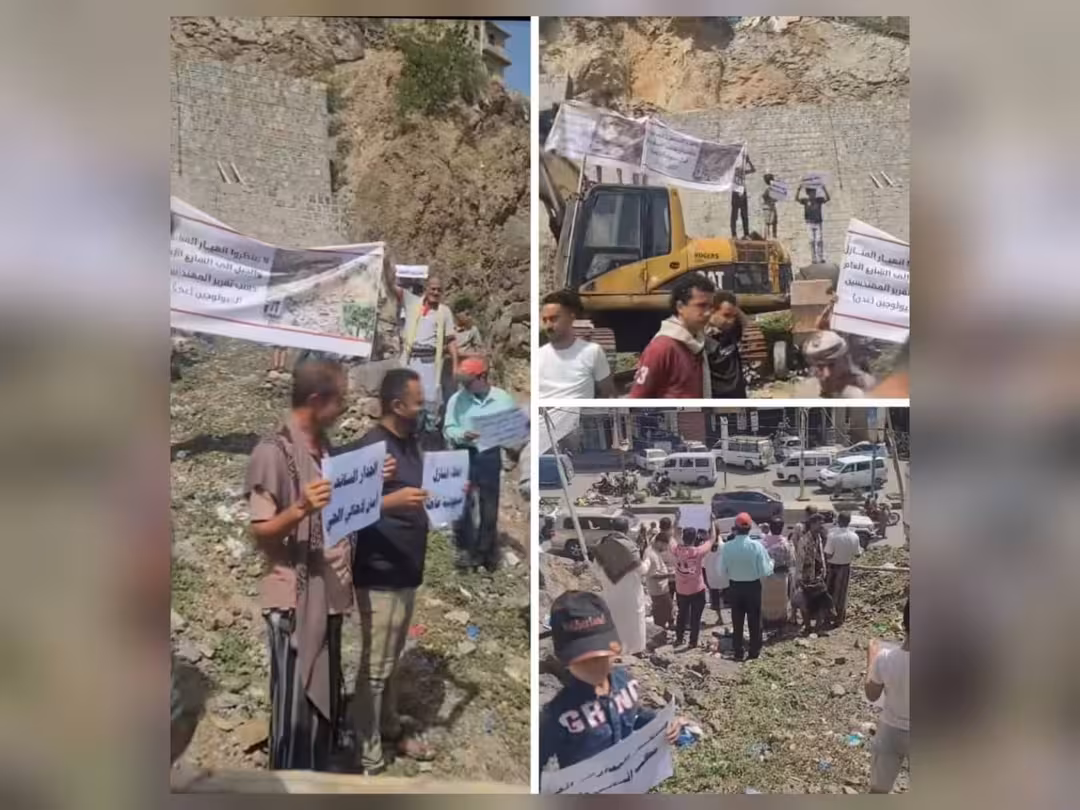 تعز: وقفة احتجاجية لسكان حي المناخ للمطالبة بإنقاذ منازلهم المهددة بالانهيار