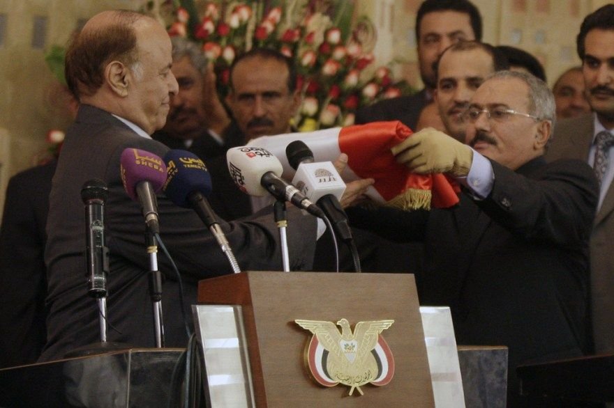 اثناء تسليم صالح لهادي السلطة