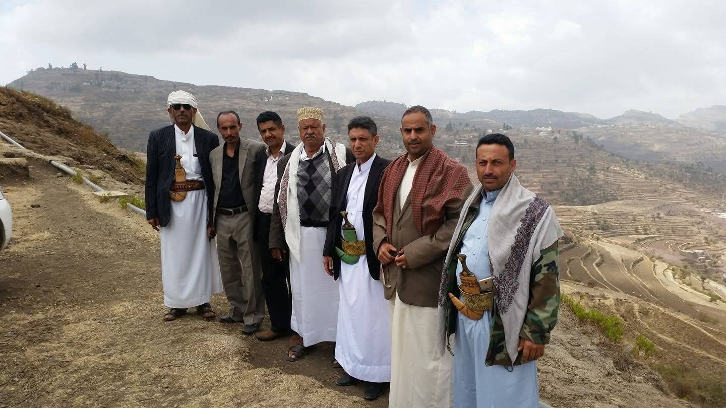 المناضل أبو حاتم يتوسط آخرين