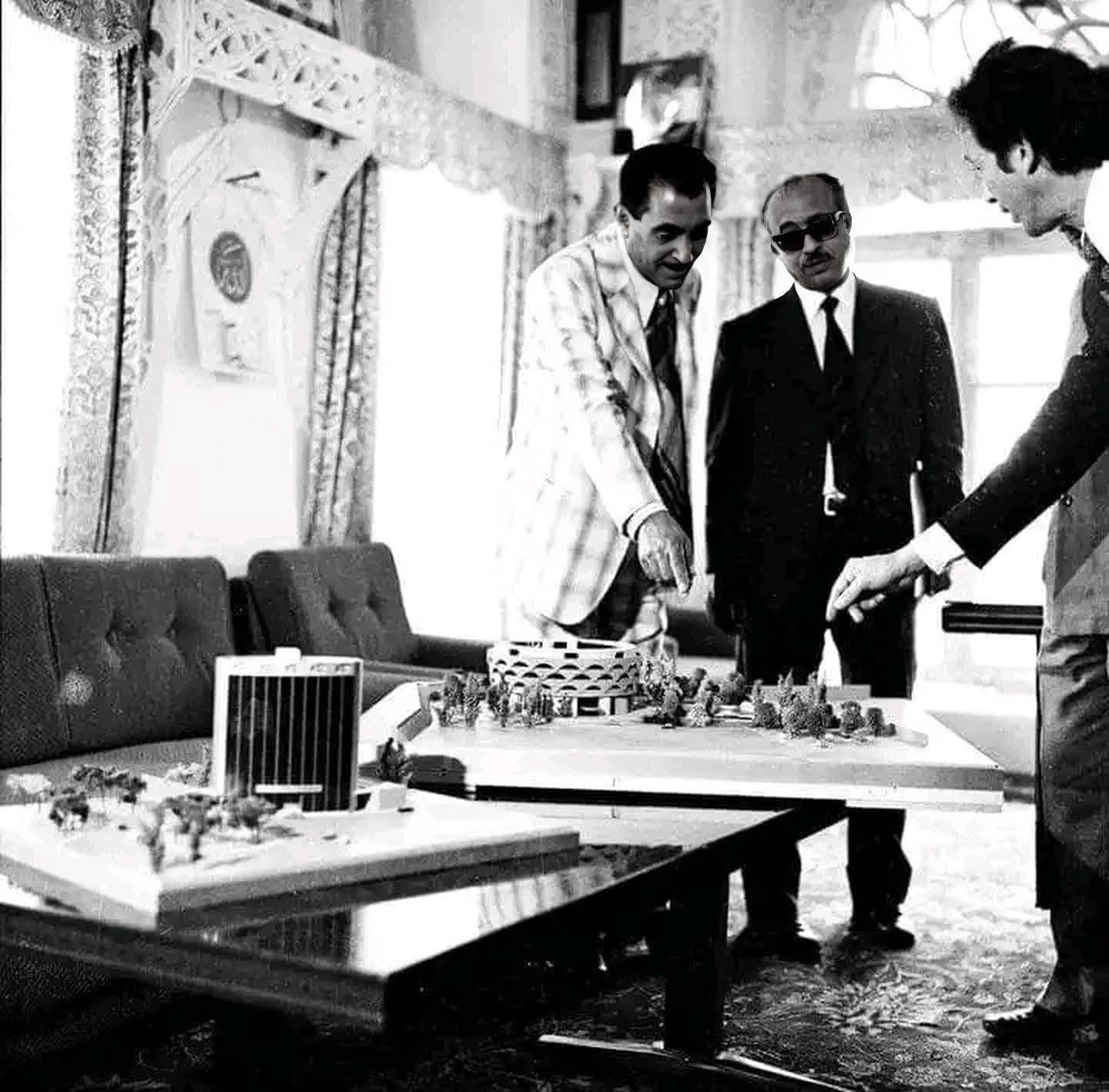 شائف الشيباني يتوسط شخصين