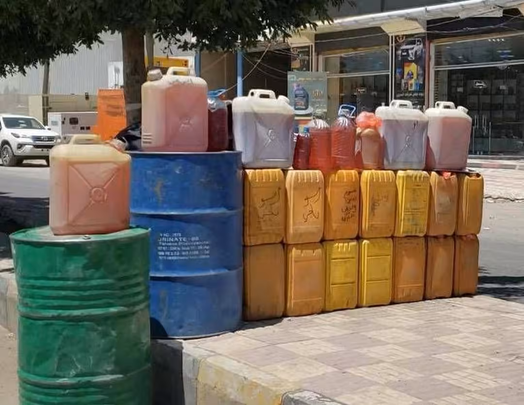 تعز: أزمة وقود خانقة تُغلق محطات التعبئة وتنعش السوق السوداء