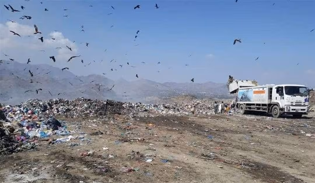 تعز: أهالي عقاقة يطالبون بحلول بيئية بديلة لحرق النفايات بعد تفاقم الأضرار الصحية