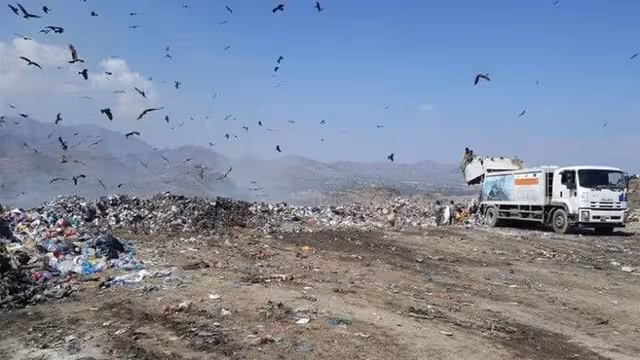 تعز: أهالي عقاقة يطالبون بحلول بيئية بديلة لحرق النفايات بعد تفاقم الأضرار الصحية