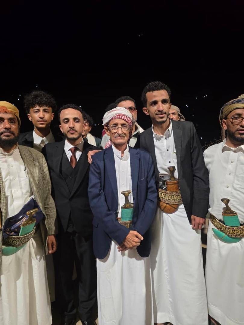 الكاتب مع ابناء قريته في مناسبة اجتماعية