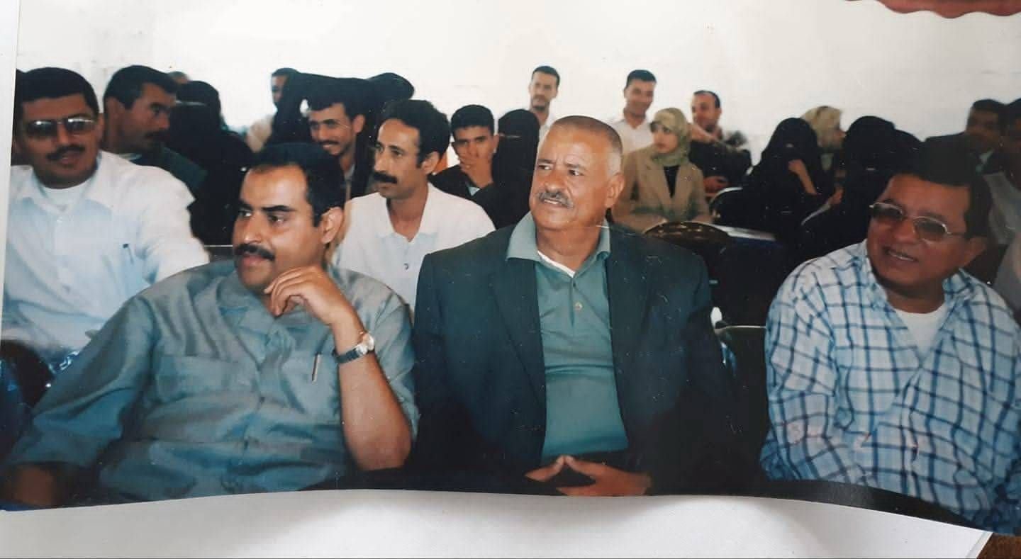الكاتب وعلى يساره المناضل حاتم أبو حاتم