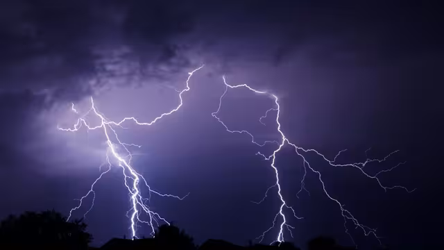 إب: صاعقة رعدية تودي بحياة أسرة كاملة في فرع العدين