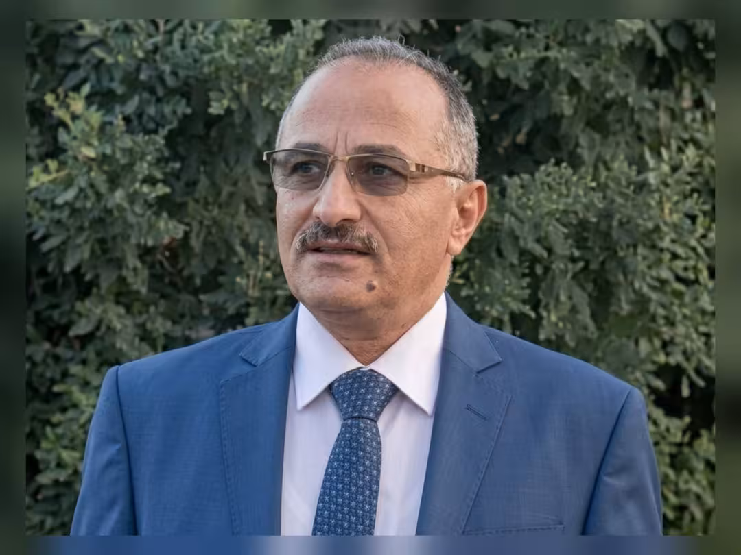 صحفي يمني يطلق تحذيرًا بإيذاء نفسه احتجاجًا على استمرار وقف رواتبه وزملائه