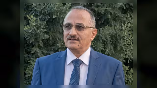 صحفي يمني يطلق تحذيرًا بإيذاء نفسه احتجاجًا على استمرار وقف رواتبه وزملائه