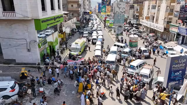 تعز: وقفة احتجاجية لسائقي باصات النقل للمطالبة برفع التعرفة