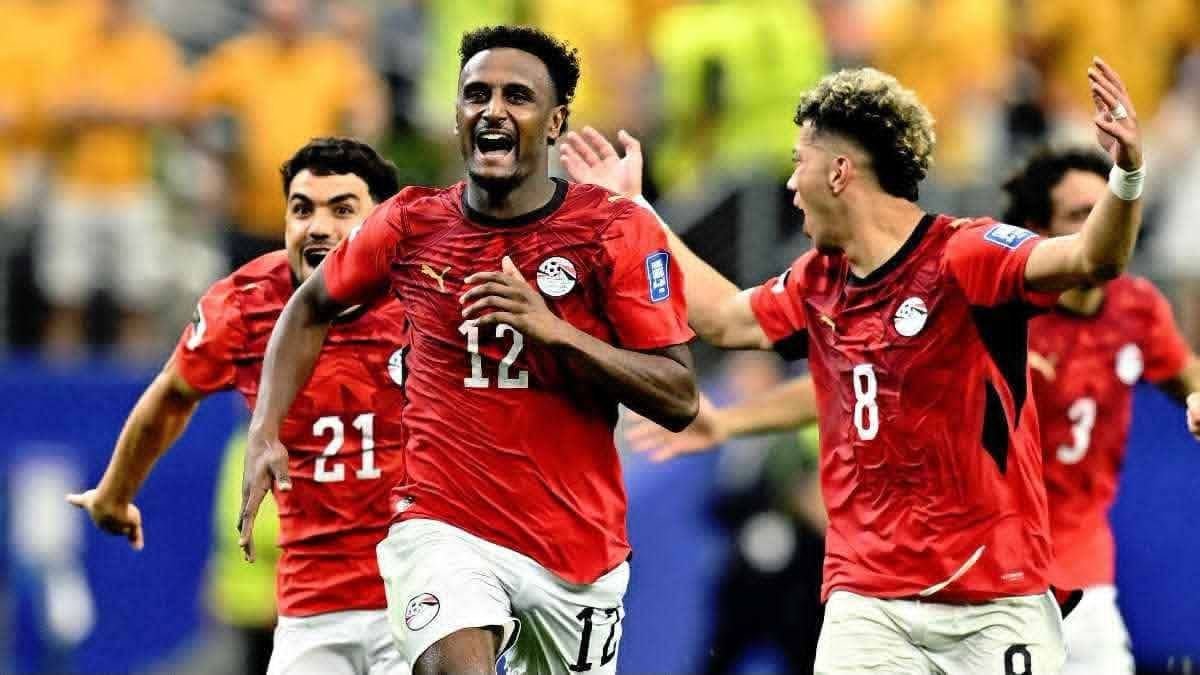 اللاعب المصري هيثم حسن يحتفل مع زملائه بالفوز أمس