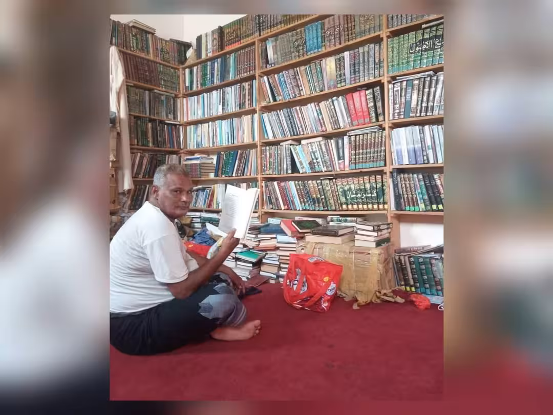 الحديدة: صحفي محرر من سجون الحـ ـ ـوثيين يعرض منزله ومكتبته للبيع لإعالة اسرته
