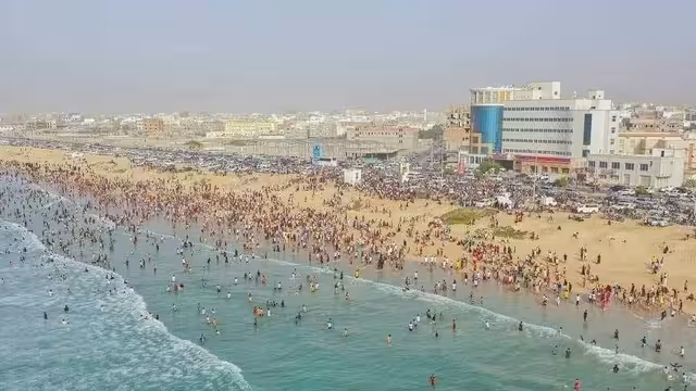 استعدادات مكثفة لاستقبال موسم “البلدة” بالمكلا وإقبال متزايد من الزوار على ساحل حضرموت