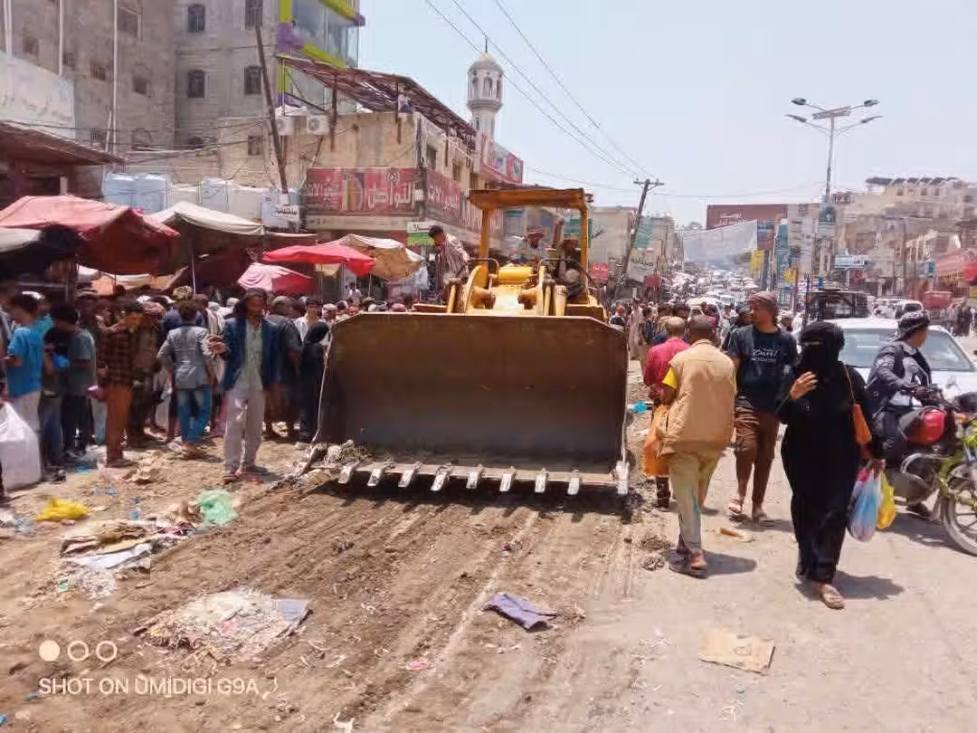 تعز: اتهامات لمسؤولين بتأجير الأرصفة للباعة ثم قيادة حملات لمصادرة بضائعهم