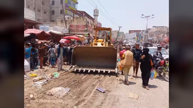 تعز: اتهامات لمسؤولين بتأجير الأرصفة للباعة ثم قيادة حملات لمصادرة بضائعهم
