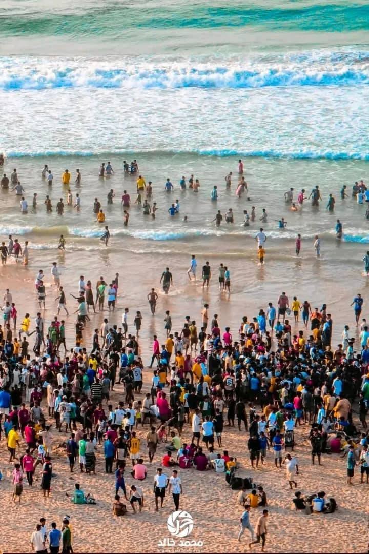 اضطربات البحر وتدافع سكان المدينة للاغتسال