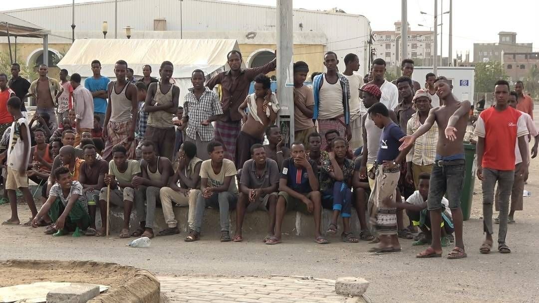 مهاجرون محتجزون في معلب لكرة القدم في عدن
