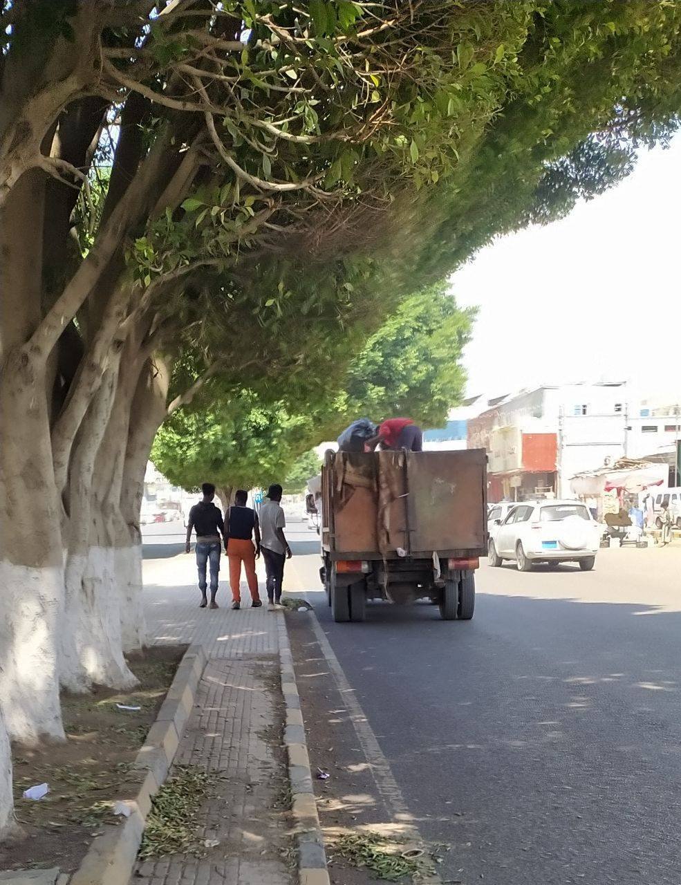 عمال النظافة يجوبون الشوارع من اجل تنظيفها