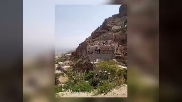 تعز: سكان وادي المحبة يطالبون باستكمال مشروع شق الطريق وإزالة المخالفات