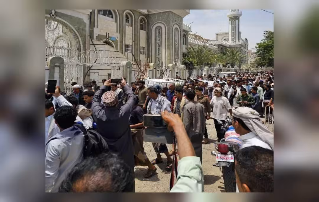 تعز: تشييع جثمان الصحفي محمد عيضة بعد اغتياله في حضرموت