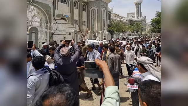 تعز: تشييع جثمان الصحفي محمد عيضة بعد اغتياله في حضرموت