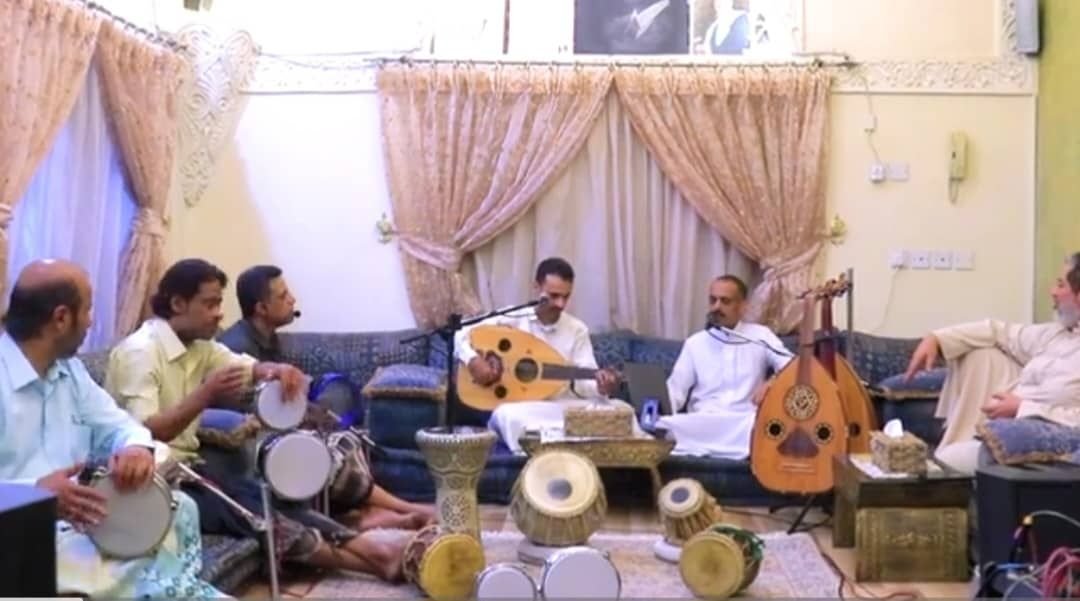 يميناً محمد عبدالله قائد، الفنان رشدي العريقي، الفنان اسامه المقدم وعازفي الإيقاع