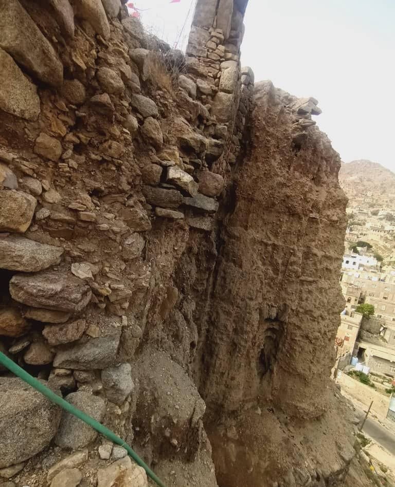 جانب من الجدران والأسوار المتداعية